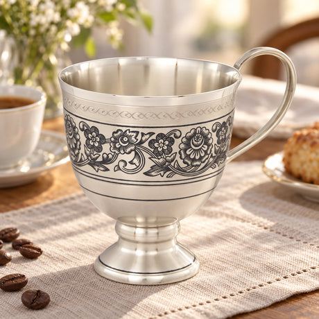 Teetasse 925 Silber mit Niello — Lifestyle-Setting am Kaffeetisch