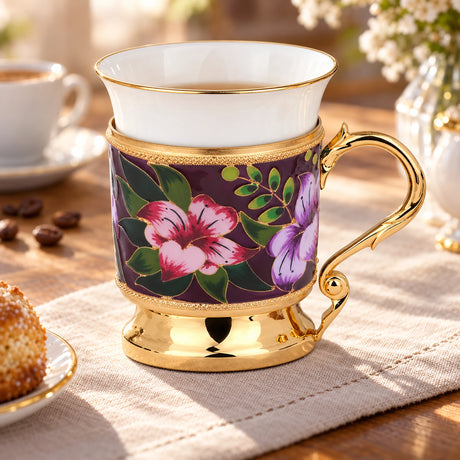 Kaffee- & Teetasse Porzellan & Emaille Blumen — Lifestyle-Setting am Kaffeetisch