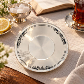 Silber Untertasse D120 Niello — Lifestyle-Setting am Teetisch