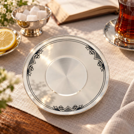 Silber Untertasse D120 Niello — Lifestyle-Setting am Teetisch
