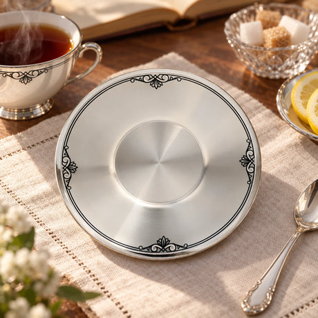 Kaffee- & Teeuntertasse 925 Silber Niello — Lifestyle-Setting am Teetisch
