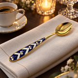 Vergoldeter Kaffeelöffel 925 Silber — Lifestyle-Setting an der gedeckten Tafel
