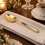 Vergoldeter Kaffeelöffel aus 925 Silber mit Emaille-Dekor — Lifestyle-Setting an der gedeckten Tafel