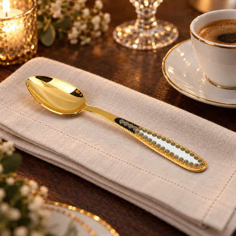 Vergoldeter Kaffeelöffel aus 925 Silber mit Emaille-Dekor — Lifestyle-Setting an der gedeckten Tafel