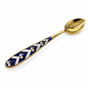 Vergoldeter Kaffeelöffel aus 925 Silber mit blauer und weißer Emaille – luxuriöses, handgefertigtes Silberbesteck aus Russland.