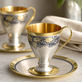 Kaffeeservice Hopfen 925 Silber — Tasse mit Niello-Hopfenornament und vergoldetem Inneren in Nahaufnahme, Lifestyle
