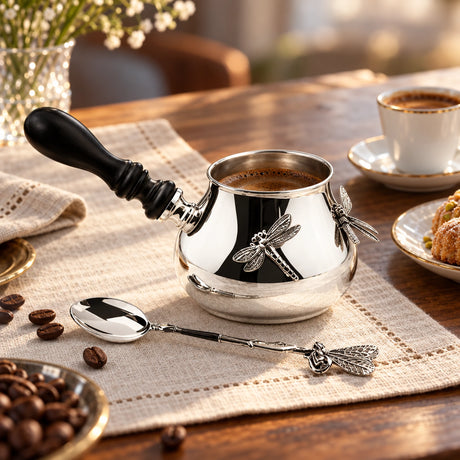 Kaffeeset Libellula 925 Silber im Etui — Lifestyle-Setting am Kaffeetisch
