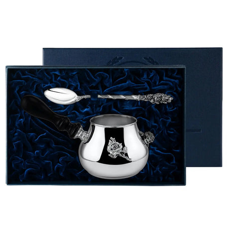 Kaffeeset Rosalia 925 Silber ArgentA im Premium-Etui — Türka (Mokkakanne) mit plastischer Rosen-Skulptur und Holzgriff, Mokkalöffel mit Rosen-Strauß-Krönung, dunkelblaues samtgefüttertes Geschenketui