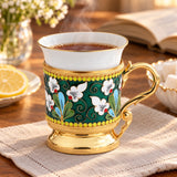 Kaffeetasse aus Porzellan & Silber mit Emaille-Blumendekor — Lifestyle-Setting am Teetisch