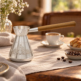 Türkische Kaffeekanne Silber 925 Pur-Gravur 370 ml — Lifestyle-Setting am Kaffeetisch