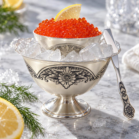 Kaviarschale Set 925 Silber Niello auf hellem Marmor mit Eis, rotem Kaviar, Zitrone und Dill — Lifestyle