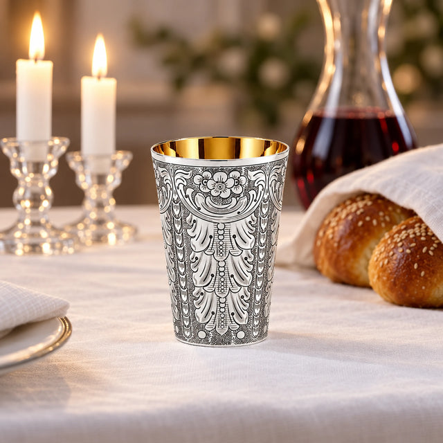 Kiddusch-Becher 925 Silber Signature — Lifestyle-Setting am Schabbattisch