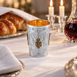 Kiddusch-Becher 925 Silber Signature mit Fuß — Lifestyle-Setting am Schabbattisch