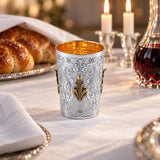 Kiddusch-Becher 925 Silber Signature mit Fuß — Lifestyle-Setting am Schabbattisch