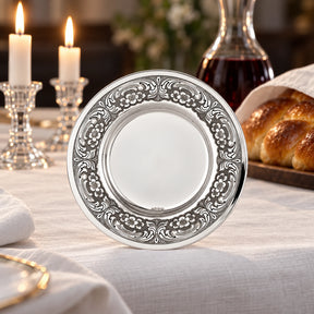 Kiddusch-Teller 925 Silber Signature rund — Lifestyle-Setting am Schabbattisch