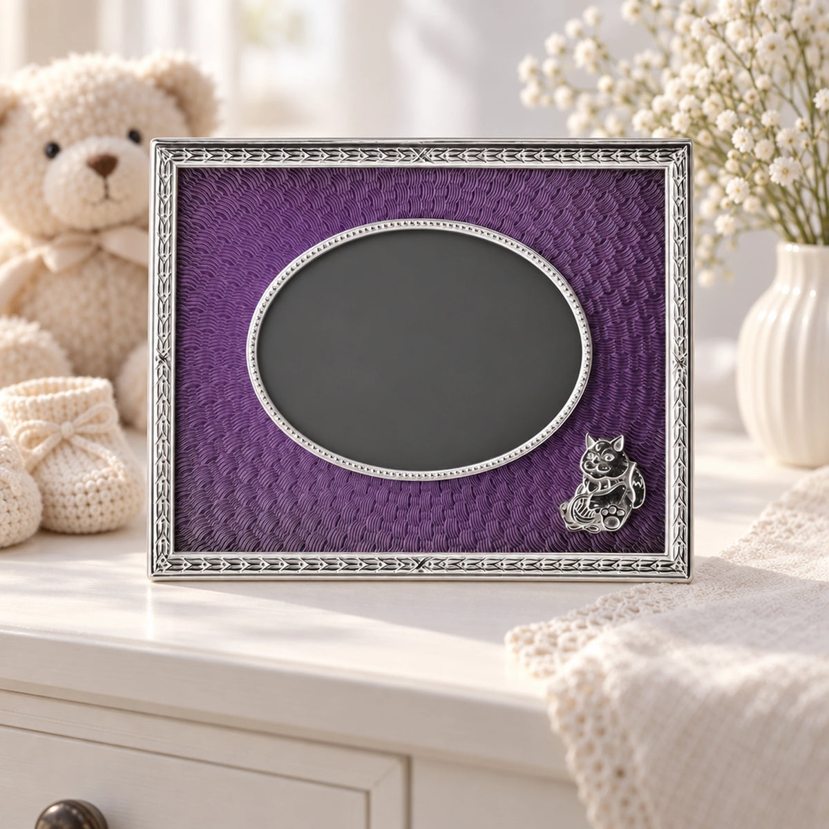 Bilderrahmen für Kinder Emaille violett Kater — Lifestyle-Setting, Geschenk zur Geburt und Taufe