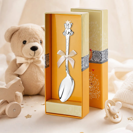 Kinder-Dessertlöffel 925 Silber mit Teddybär-Motiv — Lifestyle-Setting, liebevolles Geschenk zur Geburt