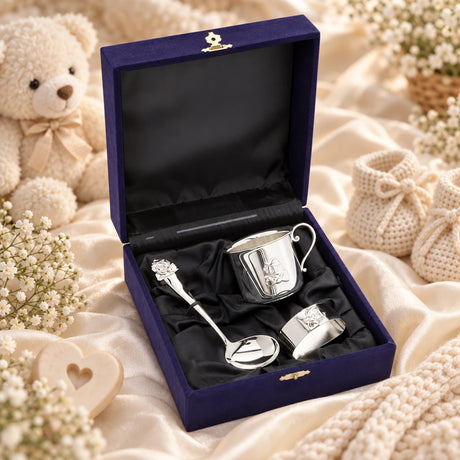 Kinder Geschenkset 925 Silber Clown in der Original-Geschenkbox — Lifestyle-Aufnahme auf cremefarbenem Satin mit Plüschtier und Schleierkraut, Geschenk zur Geburt