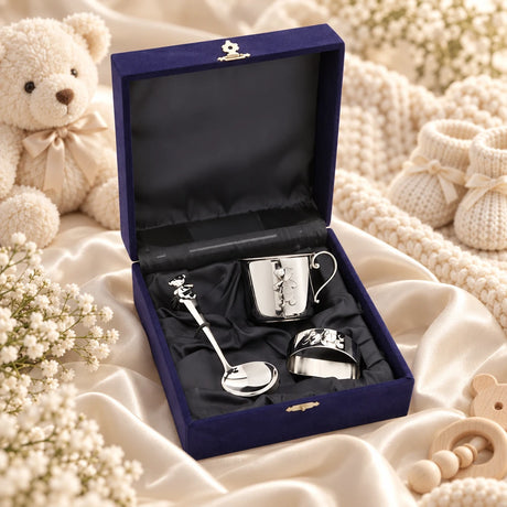 Kinder Geschenkset 925 Silber Teddybär in der Original-Geschenkbox — Lifestyle-Aufnahme auf cremefarbenem Satin mit Plüschtier und Schleierkraut, Geschenk zur Geburt