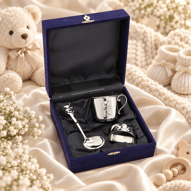 Kinder Geschenkset 925 Silber Teddybär in der Original-Geschenkbox — Lifestyle-Aufnahme auf cremefarbenem Satin mit Plüschtier und Schleierkraut, Geschenk zur Geburt