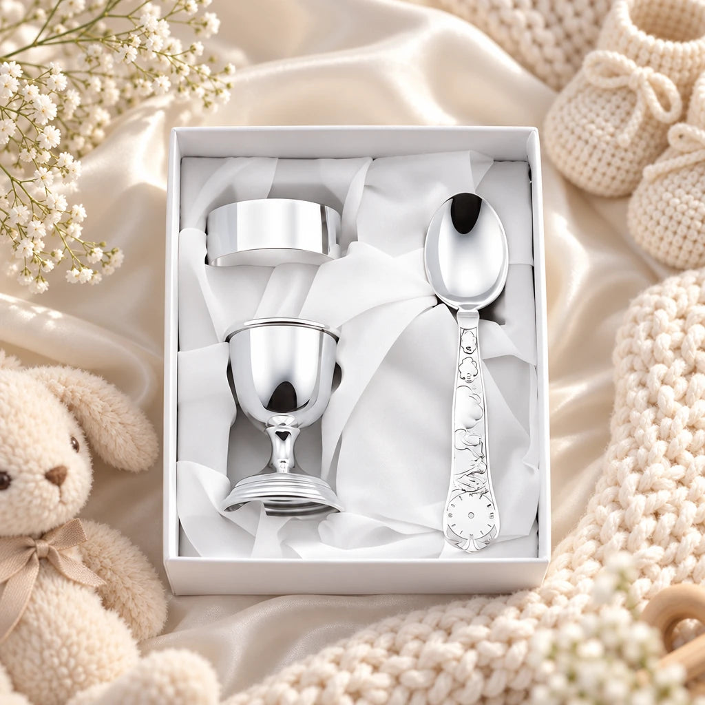 Kinder Geschenkset zum Frühstück 925 Silber in der Original-Geschenkbox — Lifestyle-Aufnahme auf cremefarbenem Satin mit Plüschtier und Schleierkraut, Geschenk zur Geburt