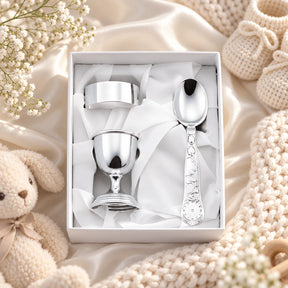 Kinder Geschenkset zum Frühstück 925 Silber in der Original-Geschenkbox — Lifestyle-Aufnahme auf cremefarbenem Satin mit Plüschtier und Schleierkraut, Geschenk zur Geburt