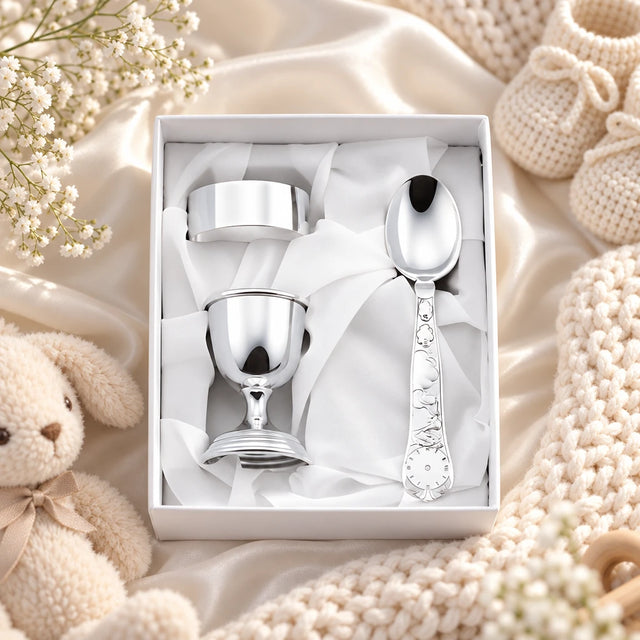 Kinder Geschenkset zum Frühstück 925 Silber in der Original-Geschenkbox — Lifestyle-Aufnahme auf cremefarbenem Satin mit Plüschtier und Schleierkraut, Geschenk zur Geburt