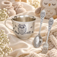 Kinder Set „Eulen“ – Silber mit Niello & Gravur — Lifestyle-Aufnahme auf cremefarbenem Satin mit Plüschtier und Schleierkraut, Geschenk zur Geburt
