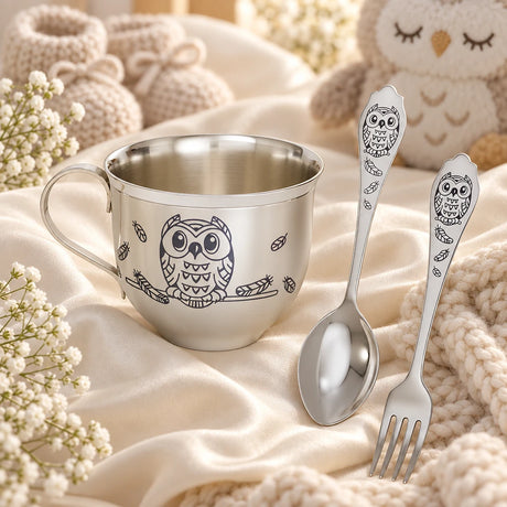 Kinder Set „Eulen“ – Silber mit Niello & Gravur — Lifestyle-Aufnahme auf cremefarbenem Satin mit Plüschtier und Schleierkraut, Geschenk zur Geburt