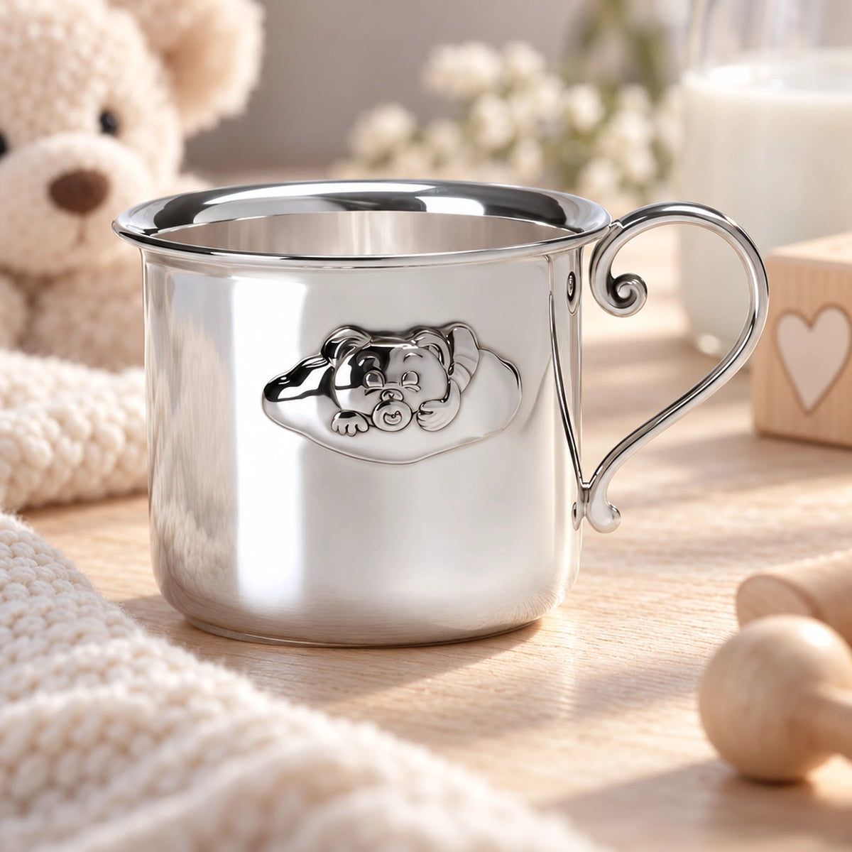 Kinderbecher 925 Silber Wolken-Teddy — Lifestyle-Setting, Geschenk zur Geburt und Taufe