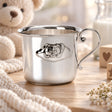 Kinderbecher 925 Silber Wolken-Teddy, ein Henkel — Lifestyle-Setting, Geschenk zur Taufe