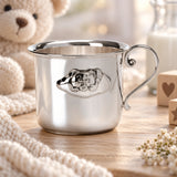 Kinderbecher 925 Silber Wolken-Teddy, ein Henkel — Lifestyle-Setting, Geschenk zur Taufe