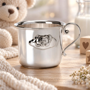 Kinderbecher 925 Silber Wolken-Teddy, ein Henkel — Lifestyle-Setting, Geschenk zur Taufe
