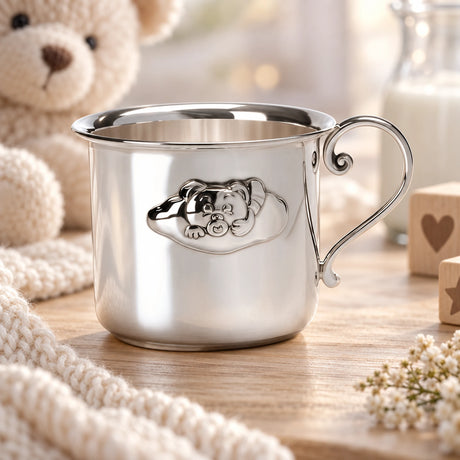 Kinderbecher 925 Silber Wolken-Teddy, ein Henkel — Lifestyle-Setting, Geschenk zur Taufe