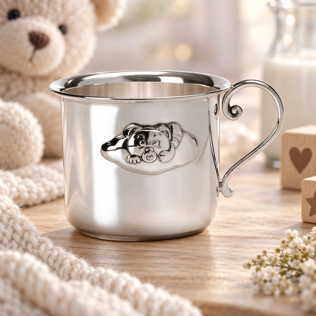 Kinderbecher 925 Silber Wolken-Teddy, ein Henkel — Lifestyle-Setting, Geschenk zur Taufe
