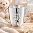 Babytasse 925 Silber Knopf-Teddy mit zwei Henkeln — Lifestyle-Setting, Geschenk zur Taufe und Geburt