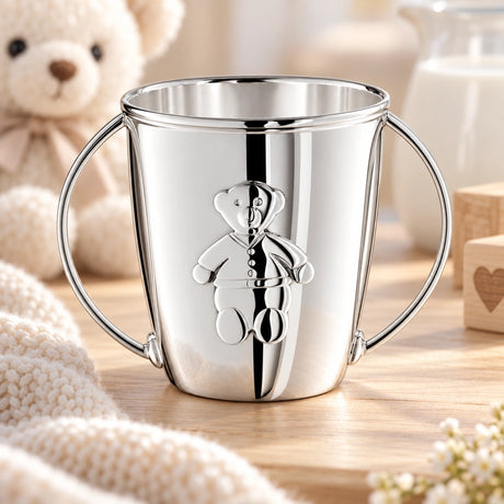 Babytasse 925 Silber Knopf-Teddy mit zwei Henkeln — Lifestyle-Setting, Geschenk zur Taufe und Geburt