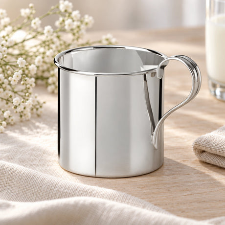 Kinderbecher 925 Silber klassische Zylinderform — Lifestyle-Setting, Geschenk zur Geburt und Taufe