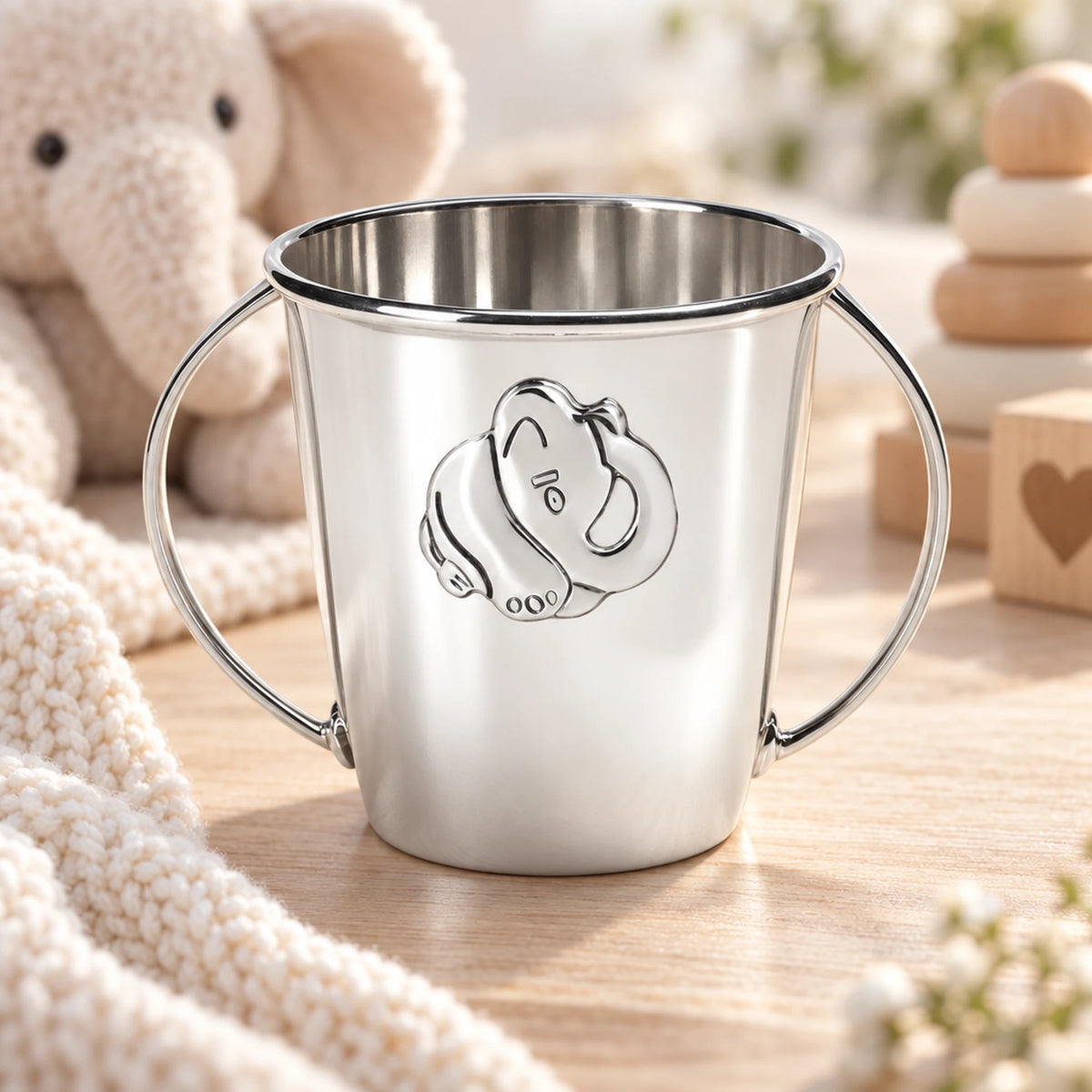Kinderbecher 925 Silber Elefanten-Relief, zwei Henkel — Lifestyle-Setting, Geschenk zur Geburt und Taufe