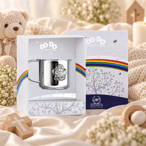 Kinderbecher 925 Silber Engel-Relief in der Geschenkbox — Lifestyle-Setting, Geschenk zur Taufe