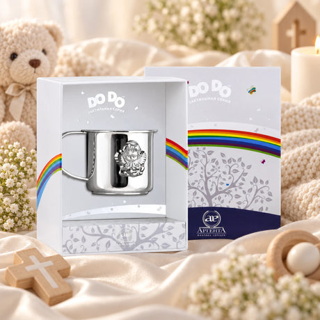 Kinderbecher 925 Silber Engel-Relief in der Geschenkbox — Lifestyle-Setting, Geschenk zur Taufe