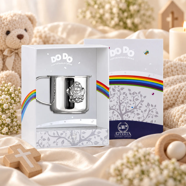Kinderbecher 925 Silber Engel-Relief in der Geschenkbox — Lifestyle-Setting, Geschenk zur Taufe