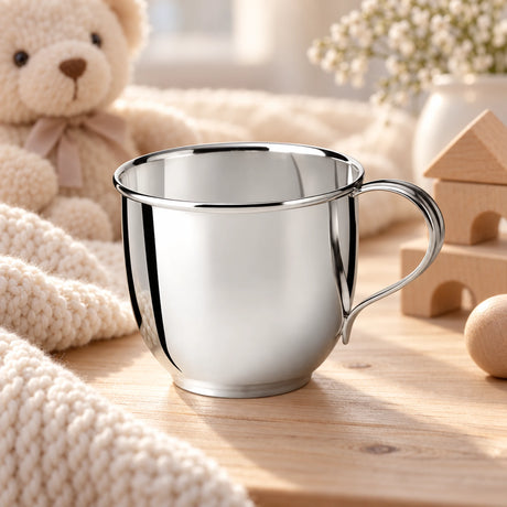 Kinderbecher 925 Silber glatte Form — Lifestyle-Setting, Geschenk zur Geburt und Taufe