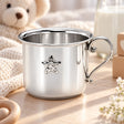 Kinderbecher 925 Silber mit Henkel und Stern-Relief — Lifestyle-Setting, Geschenk zur Geburt und Taufe