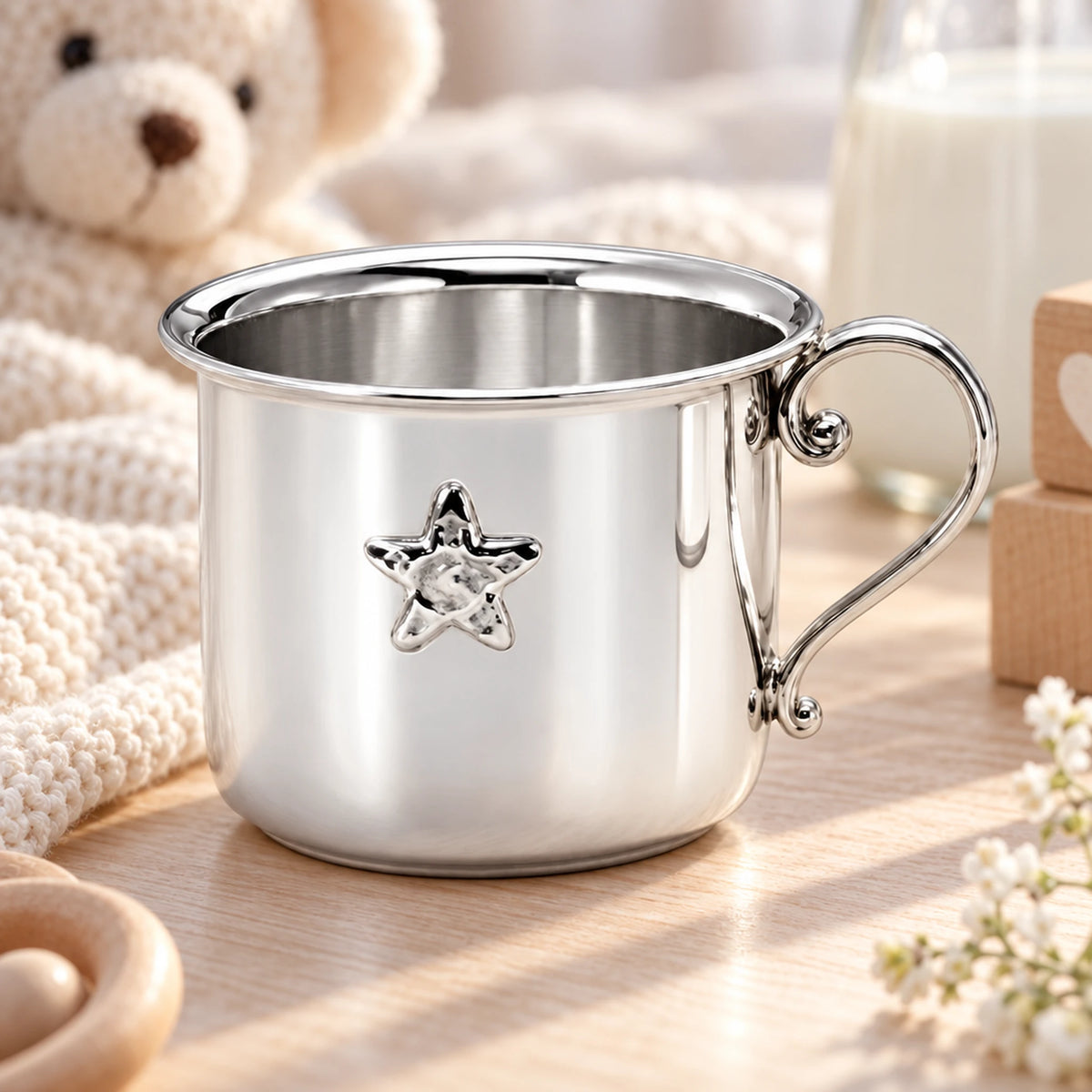 Kinderbecher 925 Silber mit Henkel und Stern-Relief — Lifestyle-Setting, Geschenk zur Geburt und Taufe