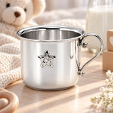 Kinderbecher 925 Silber mit Henkel und Stern-Relief — Lifestyle-Setting, Geschenk zur Geburt und Taufe