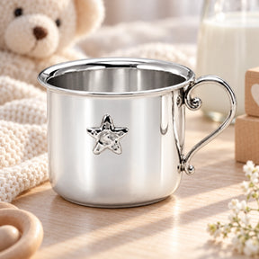 Kinderbecher 925 Silber mit Henkel und Stern-Relief — Lifestyle-Setting, Geschenk zur Geburt und Taufe