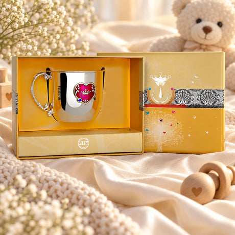 Kinderbecher 925 Silber rot-blaues Herz aus Emaille in der Geschenkbox — Lifestyle-Setting, Geschenk zur Geburt und Taufe