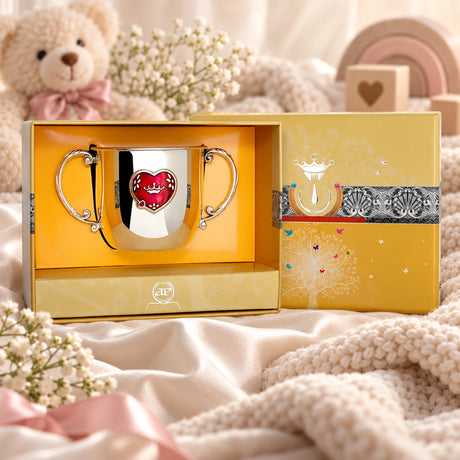 Kinderbecher 925 Silber rotes Herz, zwei Henkel in der Geschenkbox — Lifestyle-Setting, Geschenk zur Geburt und Taufe
