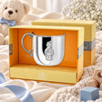 Kinderbecher 925 Silber Teddybär-Relief für Jungen in der Geschenkbox — Lifestyle-Setting, Geschenk zur Geburt und Taufe